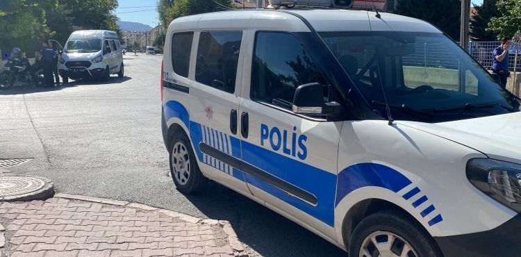 Sokak ortasında komşusunu bıçaklayan şahıs kaçtı