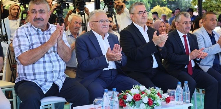 BAŞKAN BÜYÜKKILIÇ, KIRSALDAKİ KADIN ÜRETİCİLERE 10 BİN TAVUK DAĞITTI