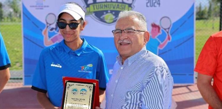 BAŞKAN BÜYÜKKILIÇ, ULUSAL 12 YAŞ HAFTA SONU TENİS TURNUVASI’NDA SPORCULARLA BULUŞTU
