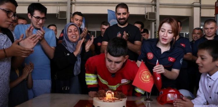 İTFAİYECİLİK HAYALİ OLAN MİNİK UMUT’A BÜYÜKŞEHİR İTFAİYESİ’NDEN SÜRPRİZ DOĞUM GÜNÜ