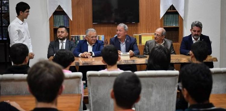 AKAR VE BÜYÜKKILIÇ, GENÇLİK MERKEZİ’NDE GENÇLERLE BULUŞTU