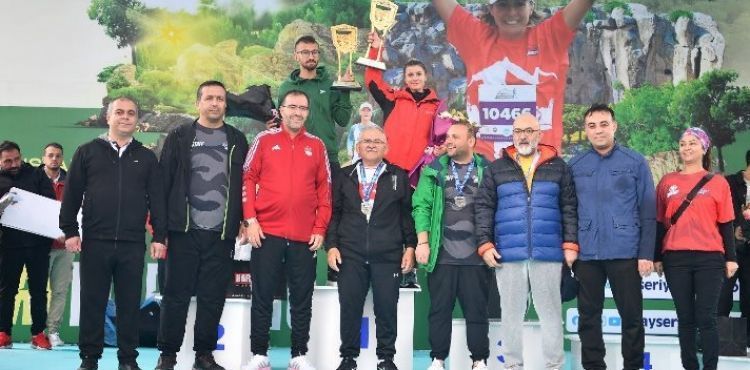 BAŞKAN BÜYÜKKILIÇ, ULUSLARARASI KAYSERİ YARI MARATONU’NDA DERECEYE GİRENLERE ÖDÜLLERİNİ VERDİ