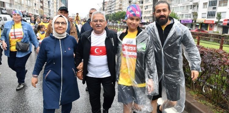 KAYSERİ'DE “DÜNYA” KOŞTU; 13 ÜLKENİN SPORCULARI ULUSLARARASI YARI MARATONDA BULUŞTU