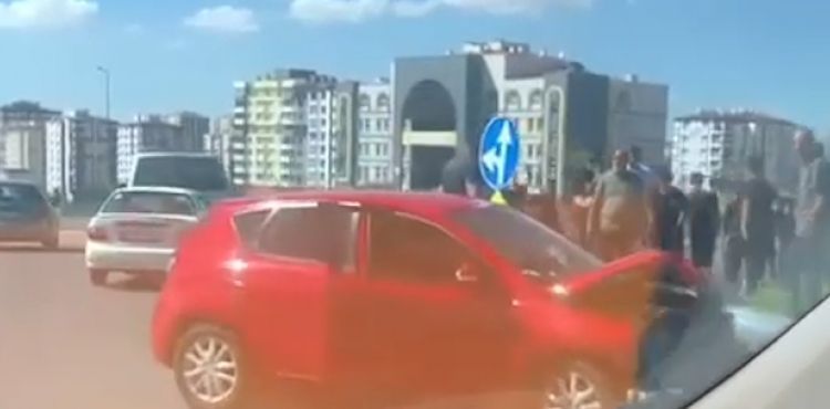 2 otomobil çarpıştı: 4 yaralı