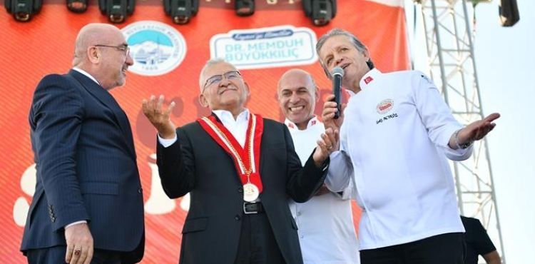BAŞKAN BÜYÜKKILIÇ’A, GASTRONOMİ GÜNLERİ’NDE “DUAYEN” ÖDÜLÜ