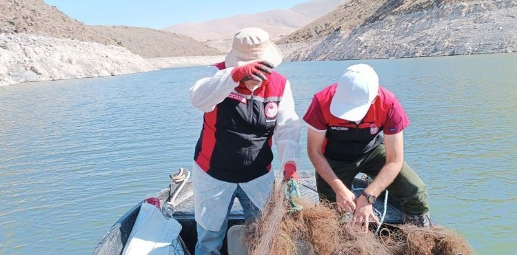 Kayseri’de baraj gölünden 550 metre hayalet ağ ve 800 pinter ağ imha edildi