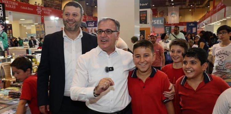 BAŞKAN ÖZDOĞAN’DAN ÖĞRENCİLERE KİTAP FUARI HEDİYESİ