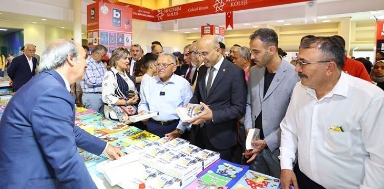 BAŞKAN BÜYÜKKILIÇ’A, YAZARLARDAN 7’NCİ KAYSERİ KİTAP FUARI ÖVGÜSÜ