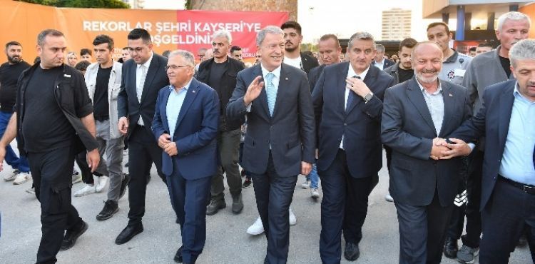 BAŞKAN BÜYÜKKILIÇ, KİTAP FUARI’NDA AKAR’IN SÖYLEŞİSİNE KATILDI