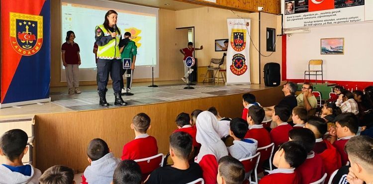 Jandarma ekiplerinden öğrencilere trafik bilinci eğitimi