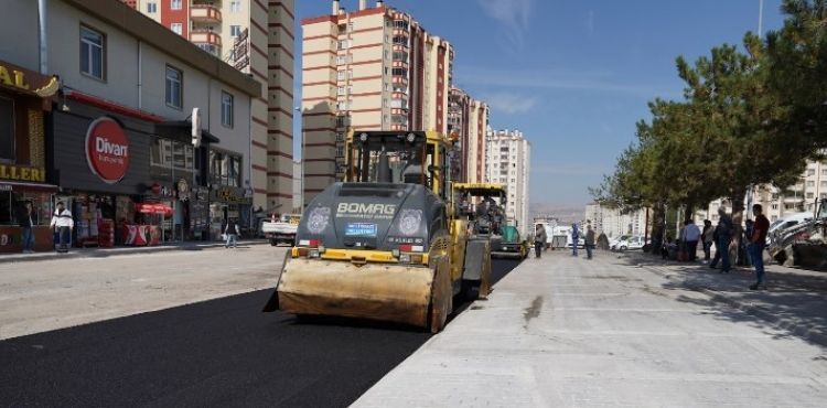MELİKGAZİ BELEDİYESİ TINAZTEPE MAHALLESİ’NDE ASFALT VE ÇEVRE DÜZENLEMESİ ÇALIŞMALARINI SÜRDÜRÜYOR