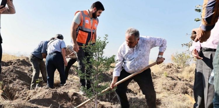 “DİKTİGİNİZ FİDANLAR DÜNYAYA İYİLİK OLARAK YANSIYACAK”
