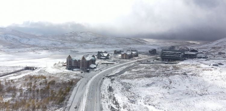 TÜRKİYE'nin önemli kış turizm merkezlerinden Erciyes Kayak Merkezi’ne mevsimin ilk karı yağdı.