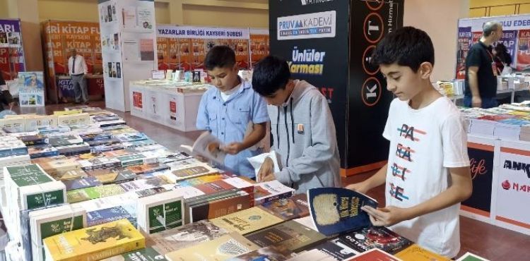7’NCİ KAYSERİ KİTAP FUARI’NA ÖĞRENCİLERDEN YOĞUN İLGİ