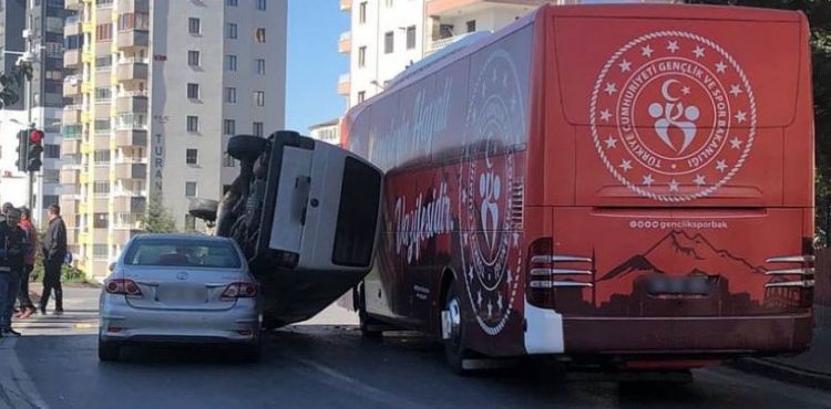 3 aracın karıştığı kazada minivan yan yattı