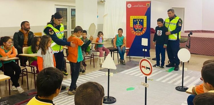 Jandarma ekiplerinden öğrencilere trafik bilinci eğitimi