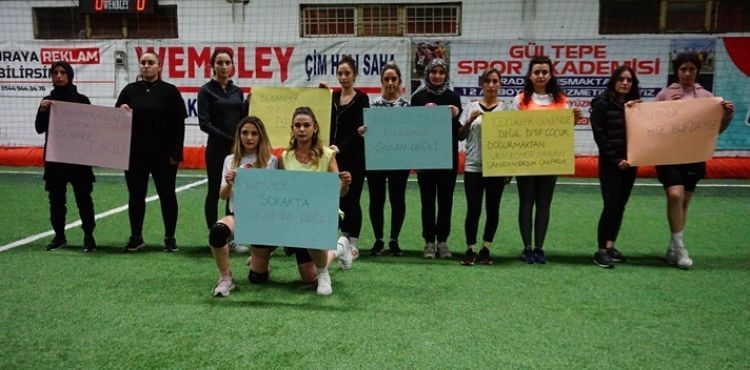 Çalışan kadınlar, kurdukları takımlarla futbol maçı yapıyor