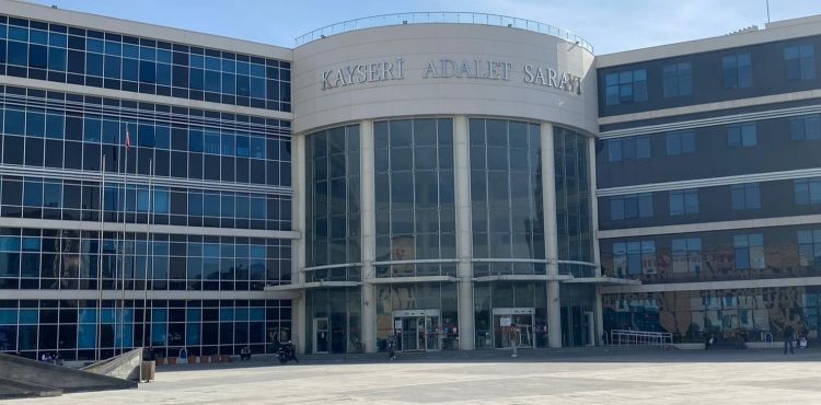 Dört emniyet görevlisini bıçaklayan psikolojik hastalığı olan şahsı vuran polislerin yargılanmasına başlandı