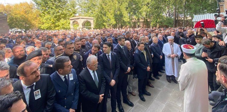 Eski Bakan Sabahattin Çakmakoğlu defnedildi