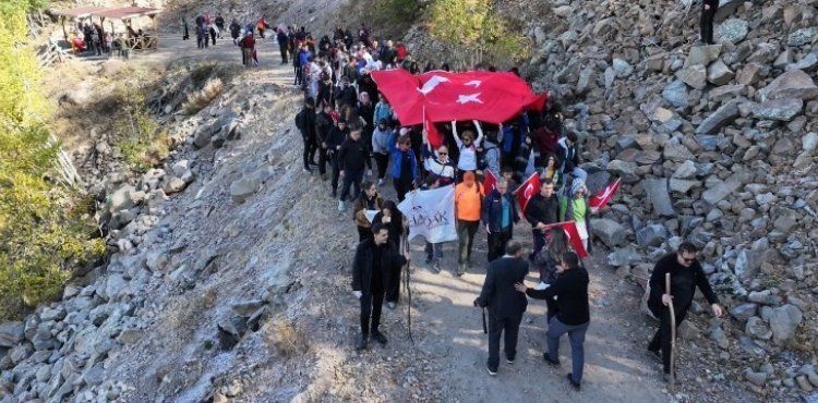 BAŞKAN ÖZDOĞAN, ORTASEKİ ORMANLARI’NDA CUMHURİYET YÜRÜYÜŞÜ’NDE