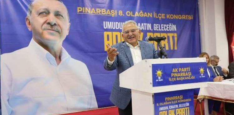 BAŞKAN BÜYÜKKILIÇ, PINARBAŞI KONGRESİ’NDE KONUŞTU: “16 İLÇEMİZİ DE BAĞRIMA BASIYORUM”