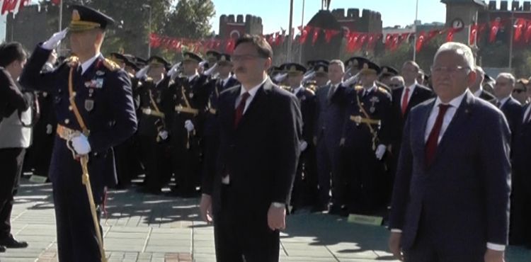 29 Ekim kutlamaları Çelenk sunumuyla başladı