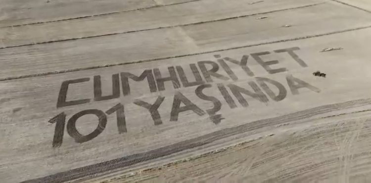 Bünyanlı çiftçi tarlasını Cumhuriyet Bayramı’na özel biçti