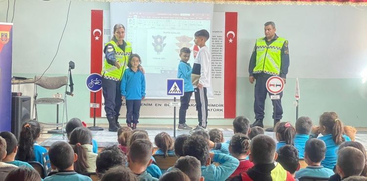 Jandarma ekiplerinden 210 öğrenciye trafik bilinci eğitimi