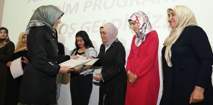 BÜYÜKŞEHİR AİLE AKADEMİSİ’NDE 4 HAFTALIK EĞİTİM TAMAMLANDI