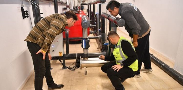 BÜYÜKŞEHİR, TÜRKİYE’DE İLK OLAN BİR SİSTEM İLE YÜZME HAVUZLARINI UZAKTAN KONTROL EDİYOR