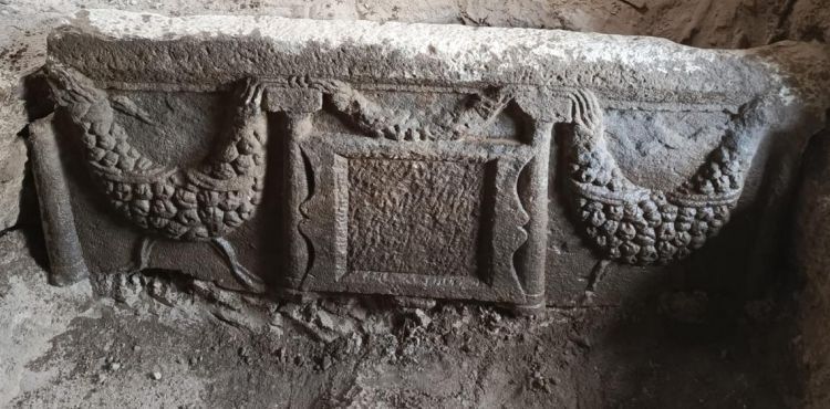 KAYSERİ'de lahit mezar ve 1800 yıllık 5 el yazması kitap ele geçirildi
