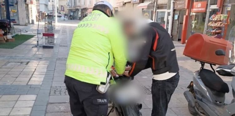 Motosiklette tehlikeli hareketler cezasız kalmadı