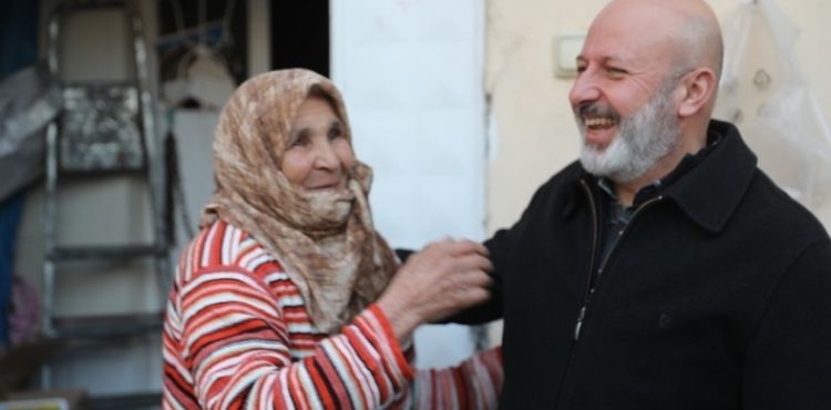 KOCASİNAN BELEDİYESİ, ASIRLIK FATMA NİNE'YE EVDE SAĞLIK VE YEMEK DESTEĞİ SAĞLIYOR
