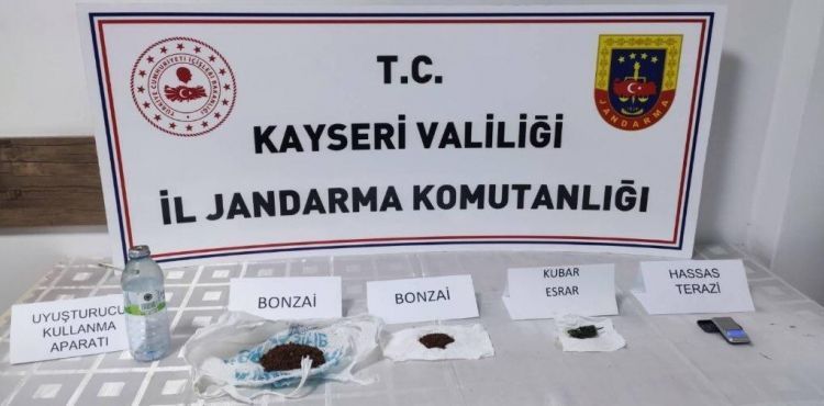 Jandarmadan büyük operasyon: Aranan şahıslar ve uyuşturucu maddeler ele geçirildi