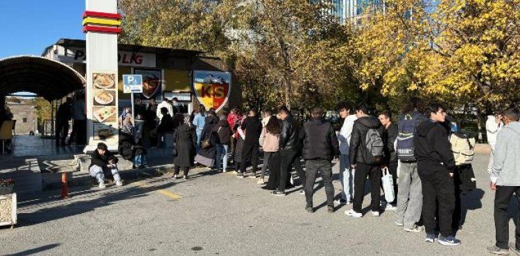 Türkiye-Galler maçının biletleri tükendi; taraftarlar kuyruktan ayrılmadı