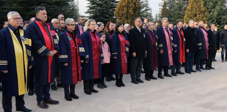 Türkiye Cumhuriyeti’nin kurucusu Gazi Mustafa Kemal Atatürk, vefatının yıl dönümünde Erciyes Üniversitesi’nde (ERÜ) düzenlenen törenle anıldı.