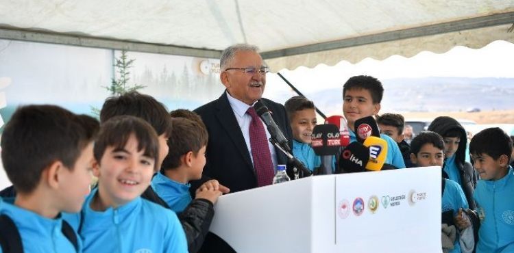 BAŞKAN BÜYÜKKILIÇ, MİLLİ AĞAÇLANDIRMA GÜNÜ’NDE MİNİKLERLE FİDAN DİKTİ