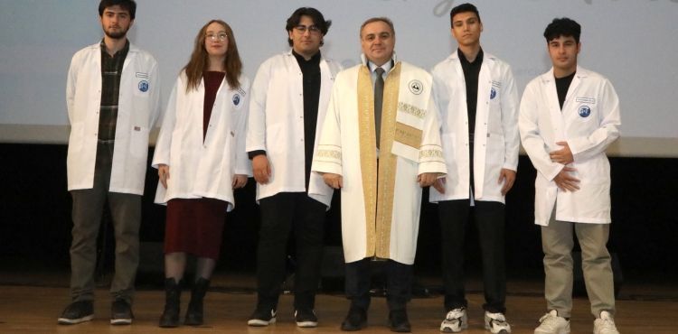 ERÜ’de Tıp Öğrenimine Başlayan Öğrenciler Törenle Önlük Giydi