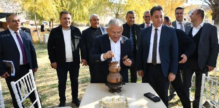 BAŞKAN BÜYÜKKILIÇ, DOĞAL GAZA KAVUŞAN SOYSALLI MAHALLESİ’NDE DOĞAL GAZ ATEŞİNDE ÇAY DEMLEDİ