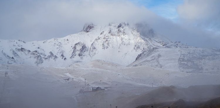 Erciyes Dağı'na kar yağdı