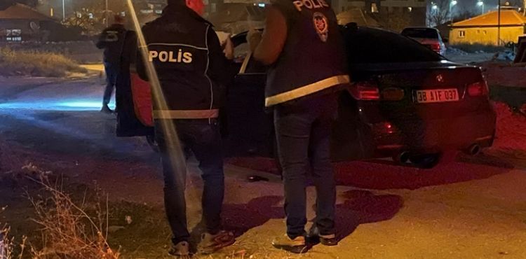 Otomobilinde tabancayla vurulmuş halde yaralı bulundu