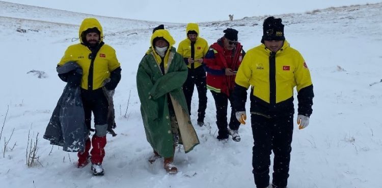 Yaylada mahsur kalan çobana 24 saat sonra ulaşıldı