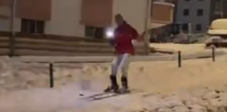 Kaldırımda kayak takımlarıyla kaydı