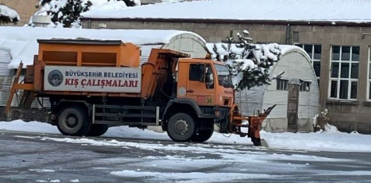 BÜYÜKŞEHİR, EĞİTİM YUVASI OKULLARIN BAHÇESİNİ DE KARDAN ARINDIRDI