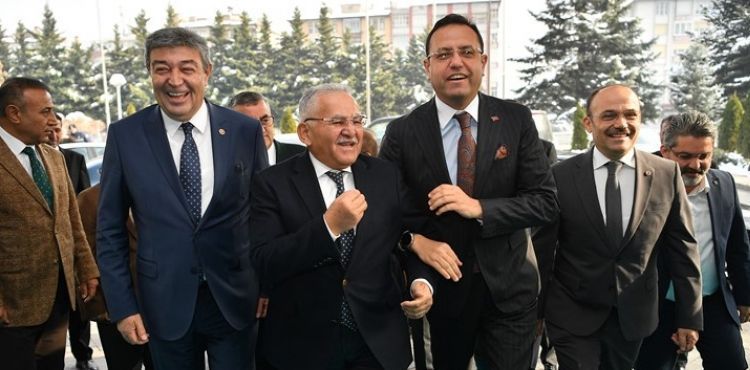 BAKAN YARDIMCISI GİZLİGİDER’DEN BAŞKAN BÜYÜKKILIÇ’A “TARIM YATIRIMLARI” ÖVGÜSÜ