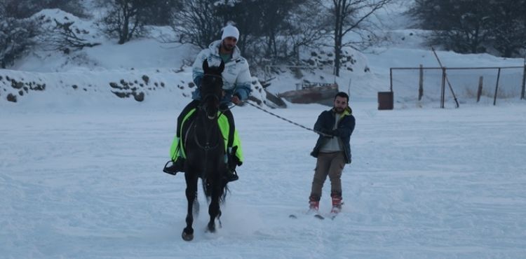 Kayseri'de kar üzerinde atlı kayak