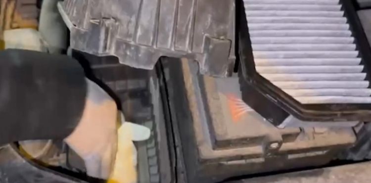 Otomobilin hava filtresinden uyuşturucu çıktı; 2 gözaltı
