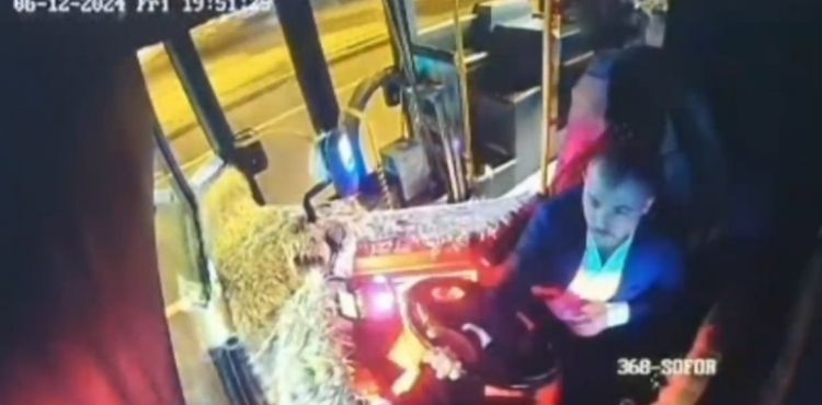 Halk otobüsünde fenalaşan yolcuyu hastaneye yetiştirdi