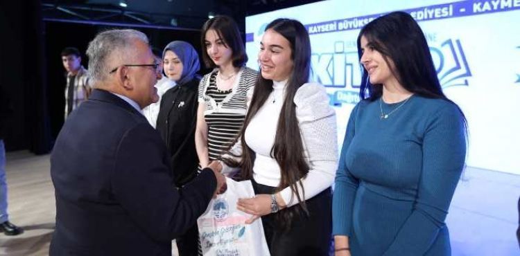 ÖĞRENCİ DOSTU BÜYÜKKILIÇ’TAN ÖĞRENCİLERE BÜYÜK KİTAP DESTEĞİ