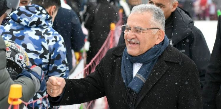 BÜYÜKKILIÇ, ZİYARETÇİ AKININA UĞRAYAN ERCİYES KAYAK MERKEZİ’NDE KAYAKSEVERLERLE BULUŞTU